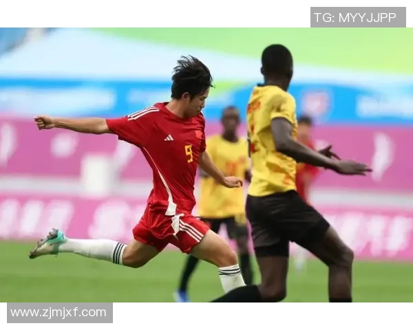 足球火炬点燃激情传递梦想让世界共同感受足球的魅力与团结